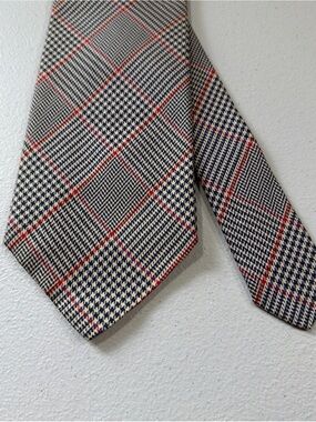 Mort Wallin Men's Silk Tie Necktie Gray, Blue & Red plaid Pattern 56”x4”